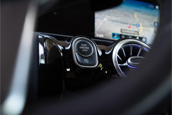 Mercedes-Benz A-Klasse 180 Business Solution AMG Ambient Cruise Navigatie Camera Sportstoelen Leer LED 19" LMV