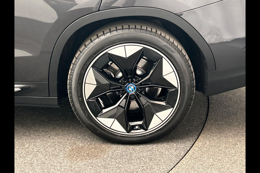 BMW iX3 High Executive 80 kWh | Pano/Dak | Harman/Kardon | Trekhaak | Head/Up | Camera
