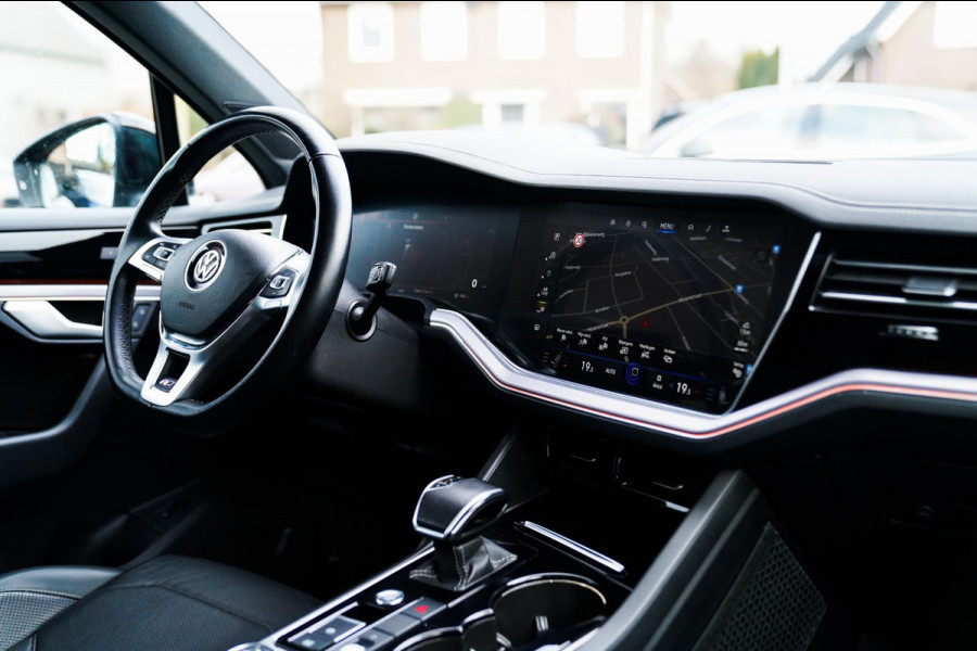 Volkswagen Touareg 3.0 TDI R-Line | 360 cam | Panorama | Massagestoelen | LED | Park assist | Luchtvering | NAP | Stoelventilatie