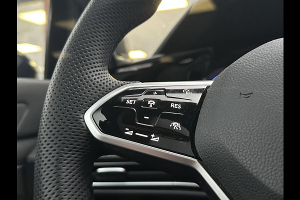 Volkswagen Golf Variant 1.5 eTSI R-Line Panoramadak, Keyless entry, Camera, LED pakket