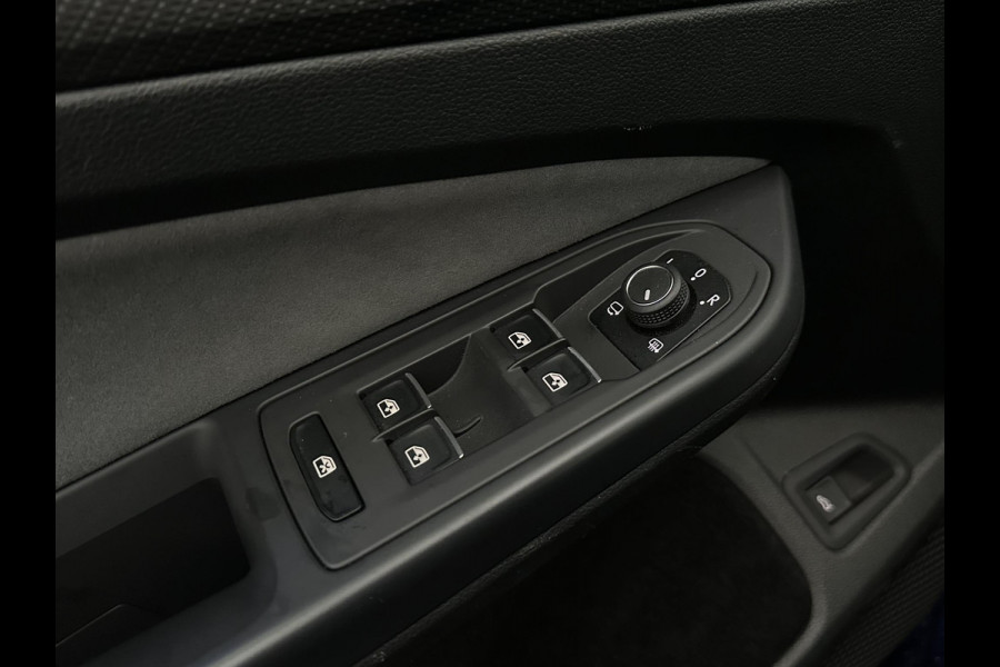 Volkswagen Golf Variant 1.5 eTSI R-Line Panoramadak, Keyless entry, Camera, LED pakket