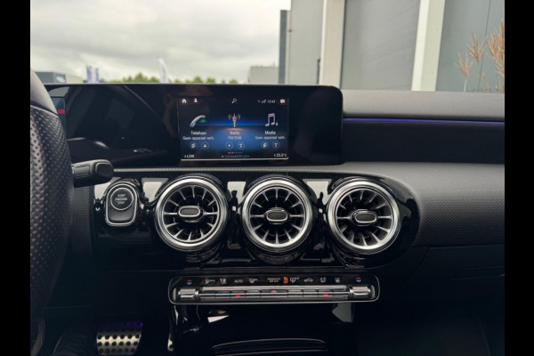 Mercedes-Benz A-Klasse 250 e AMG Line FULL PANO SFEER ECC PDC SPORTVELGEN NAVI