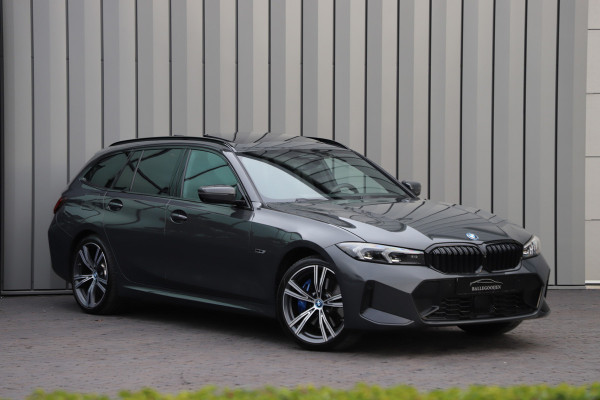 BMW 3 Serie Touring 330e xDrive M-Sport | 292PK | Head-up | Keyless-go | Carbon | Sport-stoelen | Harman/Kardon | Sfeerverlichting | Stuurwi