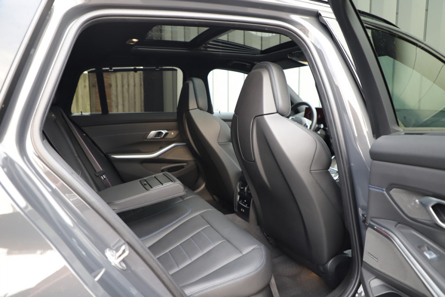 BMW 3 Serie Touring 330e xDrive M-Sport | 292PK | Head-up | Keyless-go | Carbon | Sport-stoelen | Harman/Kardon | Sfeerverlichting | Stuurwi