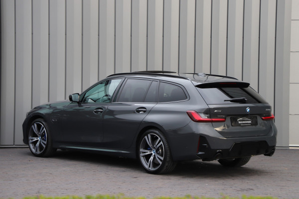 BMW 3 Serie Touring 330e xDrive M-Sport | 292PK | Head-up | Keyless-go | Carbon | Sport-stoelen | Harman/Kardon | Sfeerverlichting | Stuurwi