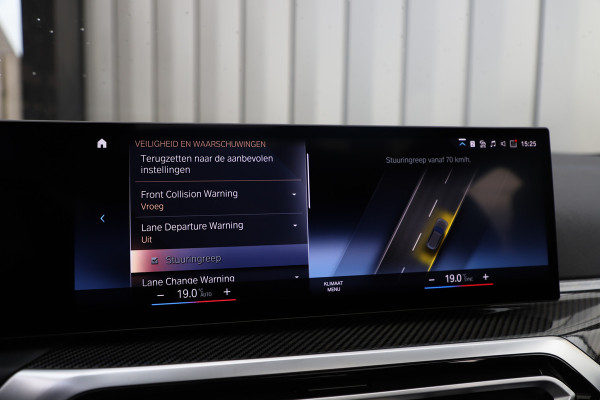 BMW 3 Serie Touring 330e xDrive M-Sport | 292PK | Head-up | Keyless-go | Carbon | Sport-stoelen | Harman/Kardon | Sfeerverlichting | Stuurwi