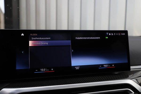 BMW 3 Serie Touring 330e xDrive M-Sport | 292PK | Head-up | Keyless-go | Carbon | Sport-stoelen | Harman/Kardon | Sfeerverlichting | Stuurwi