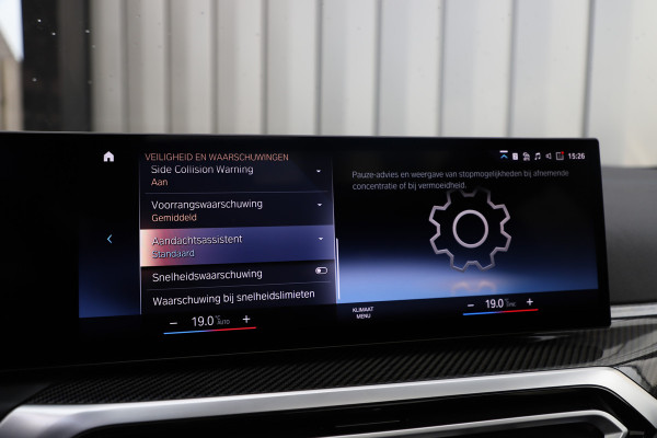 BMW 3 Serie Touring 330e xDrive M-Sport | 292PK | Head-up | Keyless-go | Carbon | Sport-stoelen | Harman/Kardon | Sfeerverlichting | Stuurwi