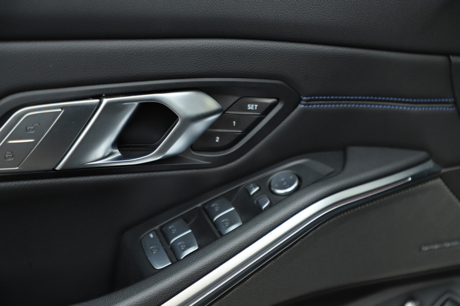 BMW 3 Serie Touring 330e xDrive M-Sport | 292PK | Head-up | Keyless-go | Carbon | Sport-stoelen | Harman/Kardon | Sfeerverlichting | Stuurwi