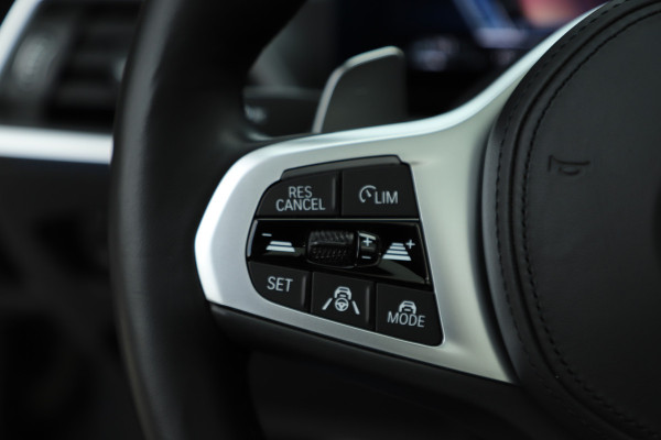 BMW 3 Serie Touring 330e xDrive M-Sport | 292PK | Head-up | Keyless-go | Carbon | Sport-stoelen | Harman/Kardon | Sfeerverlichting | Stuurwi