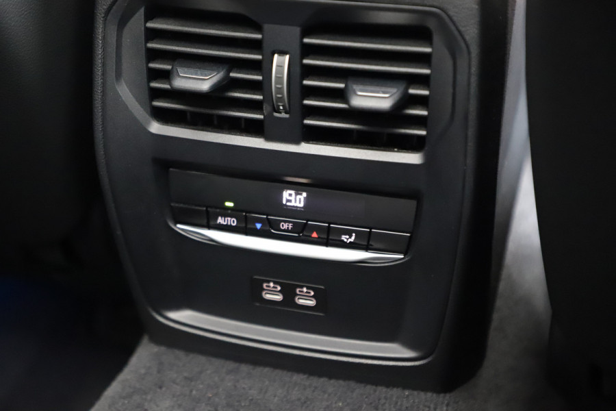 BMW 3 Serie Touring 330e xDrive M-Sport | 292PK | Head-up | Keyless-go | Carbon | Sport-stoelen | Harman/Kardon | Sfeerverlichting | Stuurwi