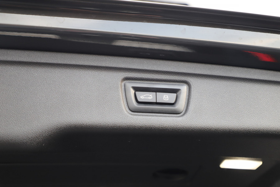 BMW 3 Serie Touring 330e xDrive M-Sport | 292PK | Head-up | Keyless-go | Carbon | Sport-stoelen | Harman/Kardon | Sfeerverlichting | Stuurwi