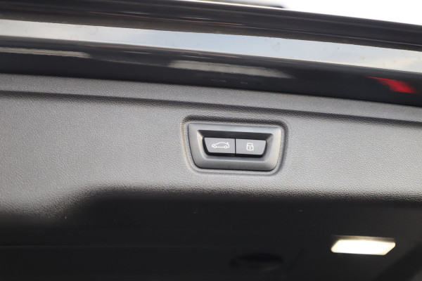 BMW 3 Serie Touring 330e xDrive M-Sport | 292PK | Head-up | Keyless-go | Carbon | Sport-stoelen | Harman/Kardon | Sfeerverlichting | Stuurwi