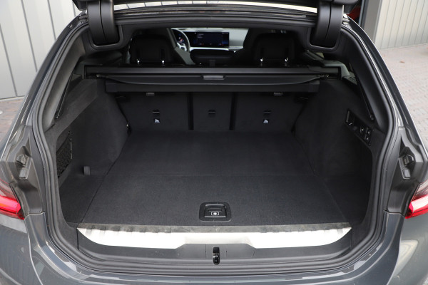 BMW 3 Serie Touring 330e xDrive M-Sport | 292PK | Head-up | Keyless-go | Carbon | Sport-stoelen | Harman/Kardon | Sfeerverlichting | Stuurwi