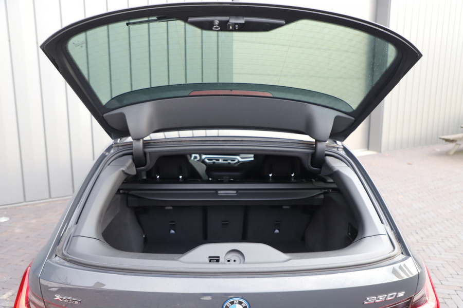 BMW 3 Serie Touring 330e xDrive M-Sport | 292PK | Head-up | Keyless-go | Carbon | Sport-stoelen | Harman/Kardon | Sfeerverlichting | Stuurwi