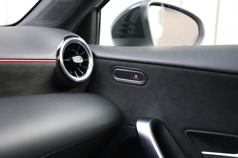Mercedes-Benz A-Klasse 200 AMG Aut7 | 163PK | Pano | Led | Stoelverwarming | Clima | Apple-carplay | Camera | Widescreen | 2018.