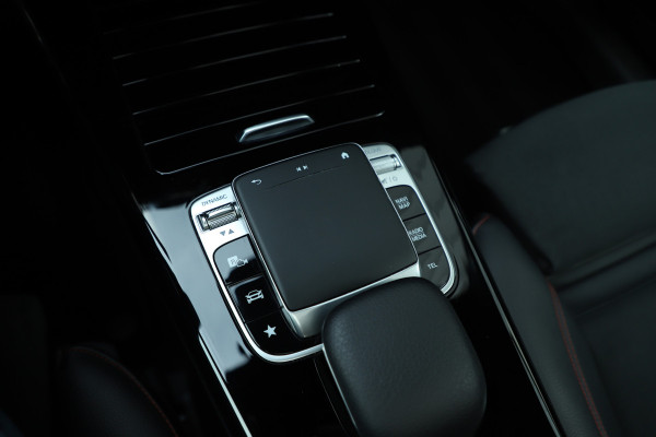 Mercedes-Benz A-Klasse 200 AMG Aut7 | 163PK | Pano | Led | Stoelverwarming | Clima | Apple-carplay | Camera | Widescreen | 2018.