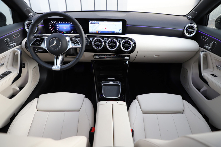 Mercedes-Benz A-Klasse 250 e Business Solution Luxury | 218PK | Pano | Keyless-go | Burmester | Sfeerverlichting | Memory | Acc | Multibeam | 2024.