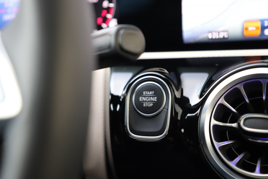 Mercedes-Benz A-Klasse 250 e Business Solution Luxury | 218PK | Pano | Keyless-go | Burmester | Sfeerverlichting | Memory | Acc | Multibeam | 2024.