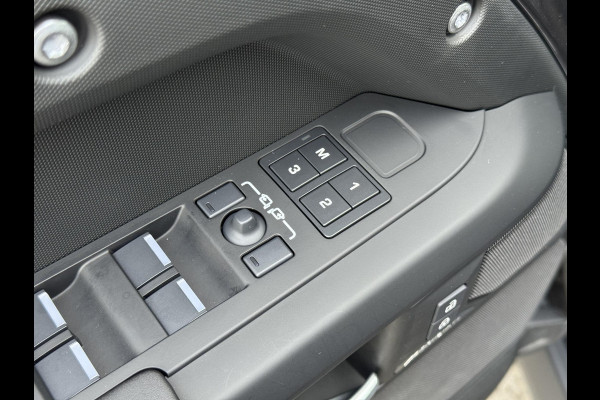 Land Rover Defender P300e 110 X-Dynamic SE