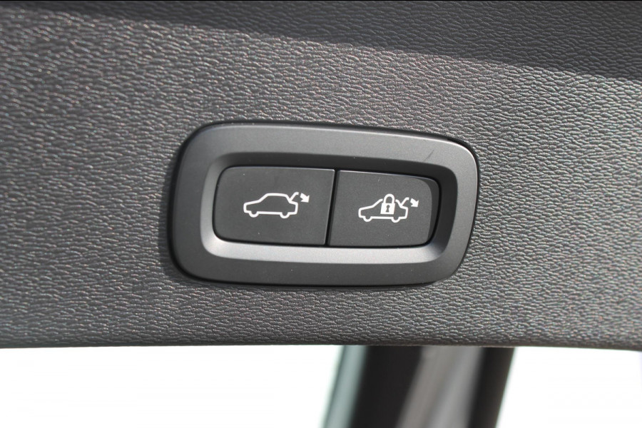 Volvo EC40 Twin Motor Ultra Black Edition 82 kWh Adaptive Cruise control / Blis / 360 graden rondom zichtcamera / Semi elektrisch wegklapbare trekhaak