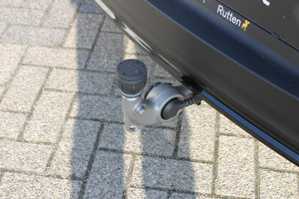 Volvo EC40 Twin Motor Ultra Black Edition 82 kWh Adaptive Cruise control / Blis / 360 graden rondom zichtcamera / Semi elektrisch wegklapbare trekhaak