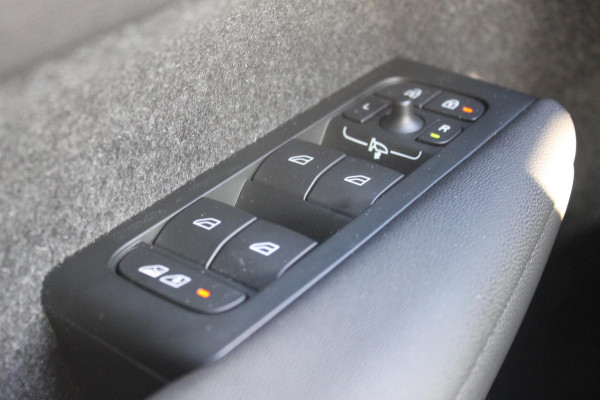 Volvo EC40 Twin Motor Ultra Black Edition 82 kWh Adaptive Cruise control / Blis / 360 graden rondom zichtcamera / Semi elektrisch wegklapbare trekhaak