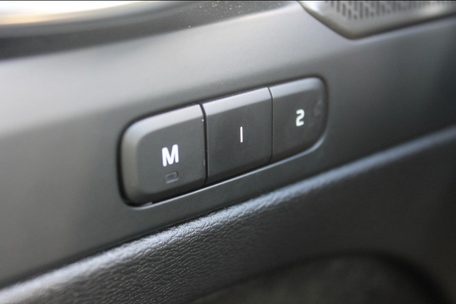 Volvo EC40 Twin Motor Ultra Black Edition 82 kWh Adaptive Cruise control / Blis / 360 graden rondom zichtcamera / Semi elektrisch wegklapbare trekhaak