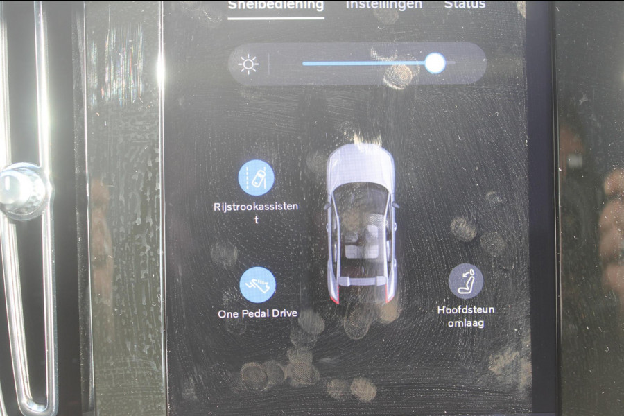 Volvo EC40 Twin Motor Ultra Black Edition 82 kWh Adaptive Cruise control / Blis / 360 graden rondom zichtcamera / Semi elektrisch wegklapbare trekhaak