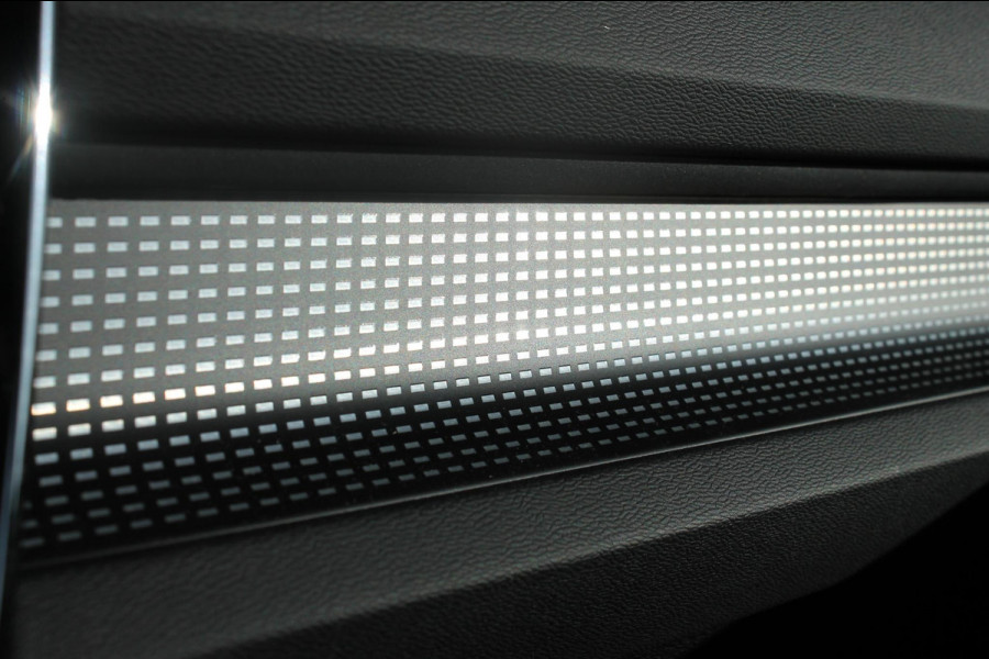 Volvo EC40 Twin Motor Ultra Black Edition 82 kWh Adaptive Cruise control / Blis / 360 graden rondom zichtcamera / Semi elektrisch wegklapbare trekhaak