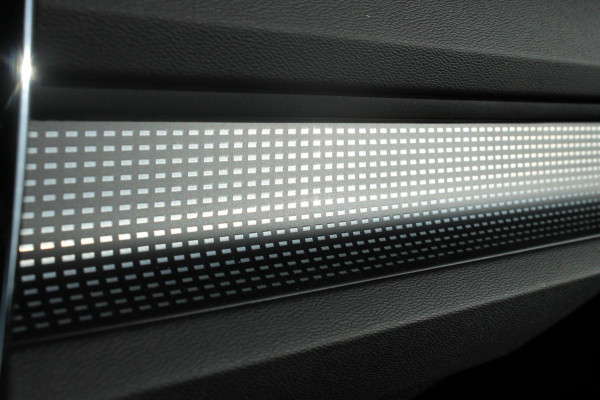 Volvo EC40 Twin Motor Ultra Black Edition 82 kWh Adaptive Cruise control / Blis / 360 graden rondom zichtcamera / Semi elektrisch wegklapbare trekhaak