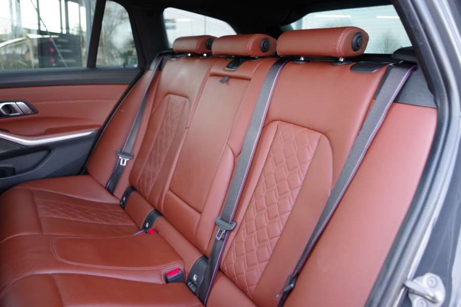 BMW 3 Serie Touring 330i 259 PK High Executive M-Sport Edition, Panoramadak, Trekhaak, Individual, Head-Up