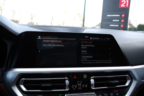 BMW 3 Serie Touring 330i 259 PK High Executive M-Sport Edition, Panoramadak, Trekhaak, Individual, Head-Up