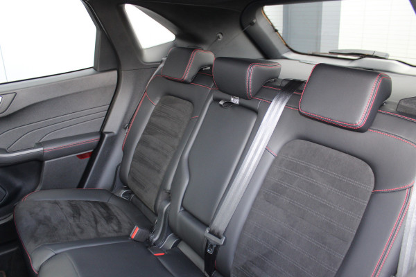 Ford Kuga 2.5-225pk Plug-in Hybrid ST-Line X. Hybride rijden voor een reële prijs ! Adaptive Cruise Control, Stoel- en voorraamverwarming, Climate Control, Metallic lak, Camera v+a, Elektr. achterklep, Side- en lane assist etc.