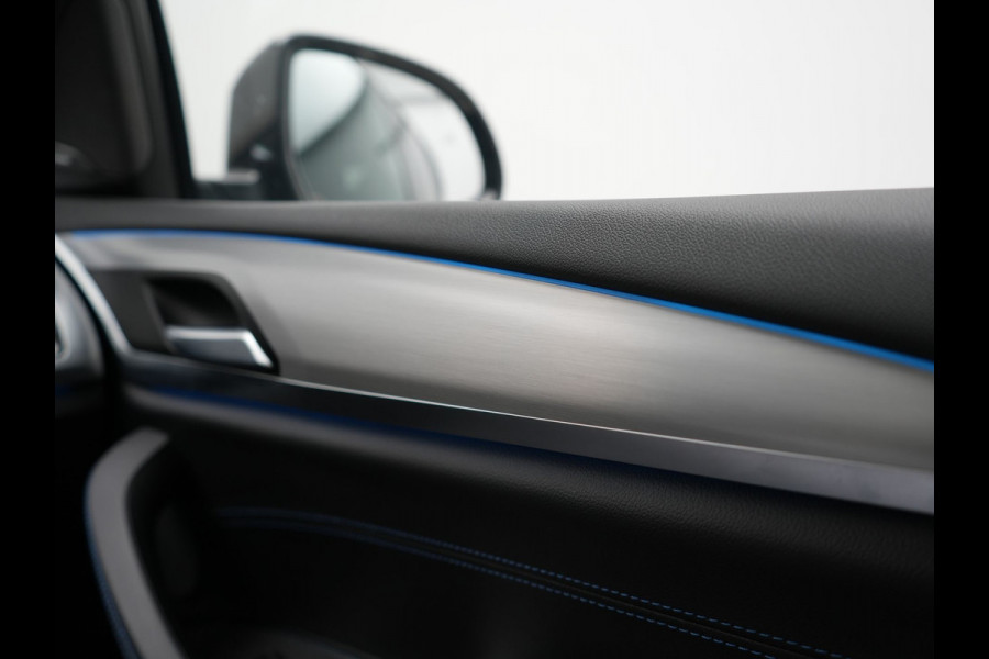 BMW X3 xDrive30e M Sport Plug In Hybrid 293pk Dealer O.H PHEV | Trekhaak Af Fabriek | Panodak | Adaptive Cruise | 360 Camera | Head Up | Sportstoelen Memory & Verwarmd | Harman & Kardon | Keyless | Apple Carplay | Virtual | Navigatie | DAB |