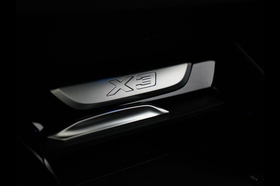 BMW X3 xDrive30e M Sport Plug In Hybrid 293pk Dealer O.H PHEV | Trekhaak Af Fabriek | Panodak | Adaptive Cruise | 360 Camera | Head Up | Sportstoelen Memory & Verwarmd | Harman & Kardon | Keyless | Apple Carplay | Virtual | Navigatie | DAB |