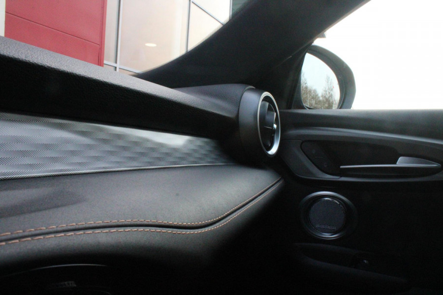 Alfa Romeo Tonale PHEV 280PK VELOCE | HARMAN/KARDON PREMIUM AUDIO | PREMIUM PACK: LEDEREN BEKLEDING/GEVENTILEERDE VOORSTOELEN/4-VOUDIG ELEKTRISCH VERSTELBARE LENDESTEUN VOORSTOELEN | WINTERPACK: STOEL/STUUR VERWARMING | STOEL VENTILATIE | TECHNOLOGY PACK: PARKEERWAARSCHUWING VOOR EN ACHTER/360° CAMERA/AUTOMATISCH INPARKEREN/ AUTONOMOUS DRIVING LEVEL 2: ADAPTIVE CRUISE CONTROL/LANE CENTERING ASSIST/TRAFFIC JAM ASSIST DODEHOEK DETECTIE AUTOMATISCH DIMMENDE BUITENSPIEGELS | DRAADLOZE TELEFOONLADER | FULL LED MATRIX KOPLAMPEN | DUAL STAGE VALVE: ACTIEVE DEMPING | KEYLESS ENTRY/START | 20" L