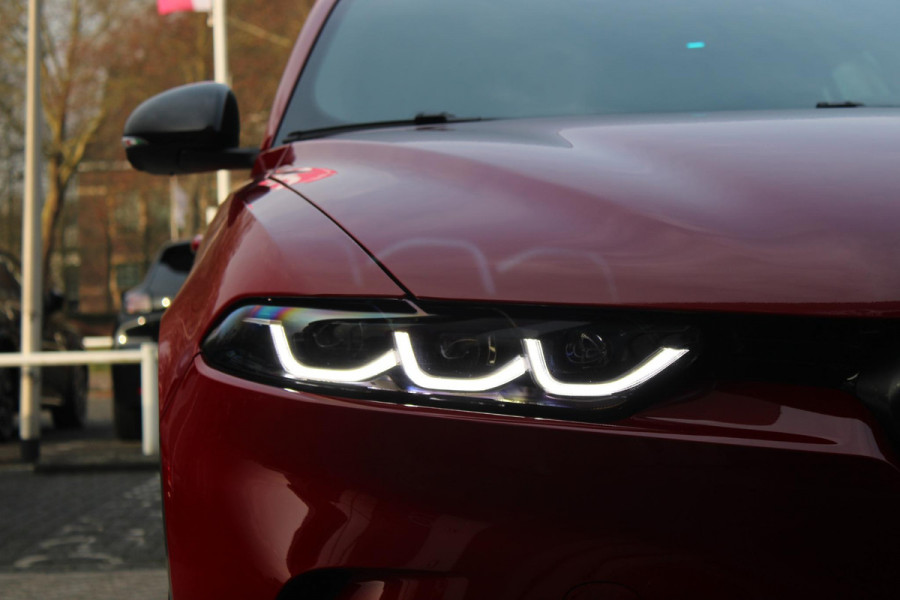 Alfa Romeo Tonale PHEV 280PK VELOCE | HARMAN/KARDON PREMIUM AUDIO | PREMIUM PACK: LEDEREN BEKLEDING/GEVENTILEERDE VOORSTOELEN/4-VOUDIG ELEKTRISCH VERSTELBARE LENDESTEUN VOORSTOELEN | WINTERPACK: STOEL/STUUR VERWARMING | STOEL VENTILATIE | TECHNOLOGY PACK: PARKEERWAARSCHUWING VOOR EN ACHTER/360° CAMERA/AUTOMATISCH INPARKEREN/ AUTONOMOUS DRIVING LEVEL 2: ADAPTIVE CRUISE CONTROL/LANE CENTERING ASSIST/TRAFFIC JAM ASSIST DODEHOEK DETECTIE AUTOMATISCH DIMMENDE BUITENSPIEGELS | DRAADLOZE TELEFOONLADER | FULL LED MATRIX KOPLAMPEN | DUAL STAGE VALVE: ACTIEVE DEMPING | KEYLESS ENTRY/START | 20" L