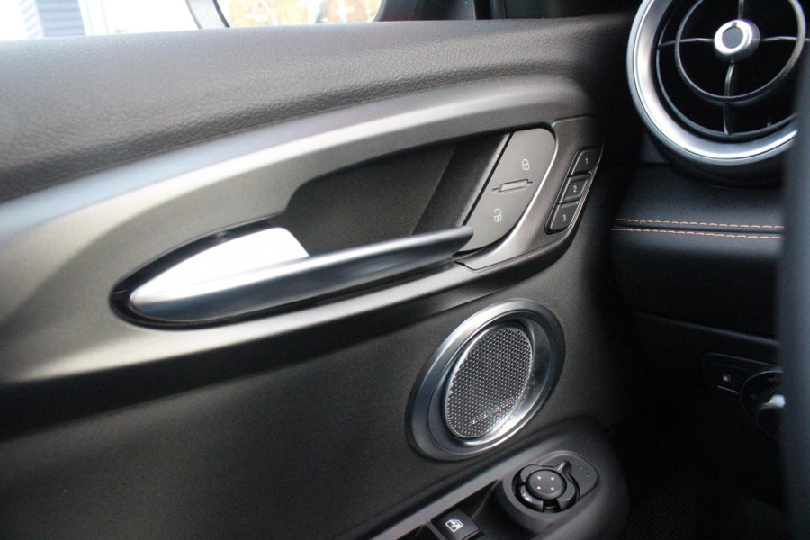 Alfa Romeo Tonale PHEV 280PK VELOCE | HARMAN/KARDON PREMIUM AUDIO | PREMIUM PACK: LEDEREN BEKLEDING/GEVENTILEERDE VOORSTOELEN/4-VOUDIG ELEKTRISCH VERSTELBARE LENDESTEUN VOORSTOELEN | WINTERPACK: STOEL/STUUR VERWARMING | STOEL VENTILATIE | TECHNOLOGY PACK: PARKEERWAARSCHUWING VOOR EN ACHTER/360° CAMERA/AUTOMATISCH INPARKEREN/ AUTONOMOUS DRIVING LEVEL 2: ADAPTIVE CRUISE CONTROL/LANE CENTERING ASSIST/TRAFFIC JAM ASSIST DODEHOEK DETECTIE AUTOMATISCH DIMMENDE BUITENSPIEGELS | DRAADLOZE TELEFOONLADER | FULL LED MATRIX KOPLAMPEN | DUAL STAGE VALVE: ACTIEVE DEMPING | KEYLESS ENTRY/START | 20" L