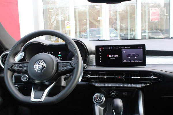 Alfa Romeo Tonale PHEV 280PK VELOCE | HARMAN/KARDON PREMIUM AUDIO | PREMIUM PACK: LEDEREN BEKLEDING/GEVENTILEERDE VOORSTOELEN/4-VOUDIG ELEKTRISCH VERSTELBARE LENDESTEUN VOORSTOELEN | WINTERPACK: STOEL/STUUR VERWARMING | STOEL VENTILATIE | TECHNOLOGY PACK: PARKEERWAARSCHUWING VOOR EN ACHTER/360° CAMERA/AUTOMATISCH INPARKEREN/ AUTONOMOUS DRIVING LEVEL 2: ADAPTIVE CRUISE CONTROL/LANE CENTERING ASSIST/TRAFFIC JAM ASSIST DODEHOEK DETECTIE AUTOMATISCH DIMMENDE BUITENSPIEGELS | DRAADLOZE TELEFOONLADER | FULL LED MATRIX KOPLAMPEN | DUAL STAGE VALVE: ACTIEVE DEMPING | KEYLESS ENTRY/START | 20" L
