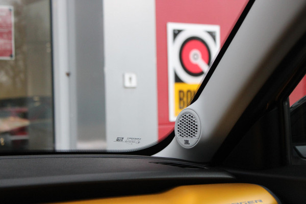 Jeep Avenger 1.2 110PK e-HYbrid SUMMIT | JBL PREMIUM AUDIO SYSTEEM | ACHTERUITRIJ CAMERA | STOEL VERWARMING | SFEERVERLICHTING | FULL LED KOPLAMPEN | 18" LICHTMETALEN VELGEN | DRAADLOZE TELEFOONLADER | DRAADLOZE APPLE CARPLAY/ANDROID AUTO | ADAPTIVE CRUISE CONTROL | PARKEERSENSOREN VOOR EN ACHTER | KEYLESS ENTRY/START | DODEHOEK DETECTIE | ELEKTRISCH BEDIENBARE ACHTERKLEP | VERWARMDE VOORRUIT | EXTRA GETINTE ACHTERRUITEN |