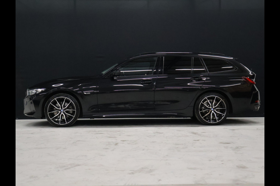 BMW 3 Serie Touring 320e Sport NW TYPE [TREKHAAK INKLAPBAAR, MEMORY SEATS, APPLE CARPLAY, ANDROID, LEDVERLICHTING, CAMERA, STOELVERWARMING, VOL LEDER, CRUISE, CLIMATE, NIEUWSTAAT]