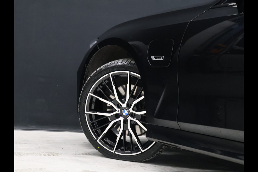 BMW 3 Serie Touring 320e Sport NW TYPE [TREKHAAK INKLAPBAAR, MEMORY SEATS, APPLE CARPLAY, ANDROID, LEDVERLICHTING, CAMERA, STOELVERWARMING, VOL LEDER, CRUISE, CLIMATE, NIEUWSTAAT]