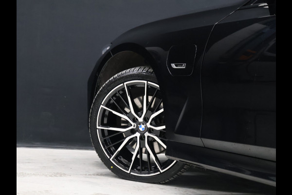 BMW 3 Serie Touring 320e Sport NW TYPE [TREKHAAK INKLAPBAAR, MEMORY SEATS, APPLE CARPLAY, ANDROID, LEDVERLICHTING, CAMERA, STOELVERWARMING, VOL LEDER, CRUISE, CLIMATE, NIEUWSTAAT]