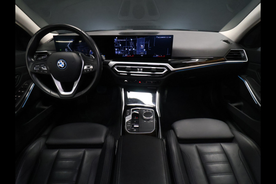 BMW 3 Serie Touring 320e Sport NW TYPE [TREKHAAK INKLAPBAAR, MEMORY SEATS, APPLE CARPLAY, ANDROID, LEDVERLICHTING, CAMERA, STOELVERWARMING, VOL LEDER, CRUISE, CLIMATE, NIEUWSTAAT]