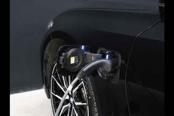 BMW 3 Serie Touring 320e Sport NW TYPE [TREKHAAK INKLAPBAAR, MEMORY SEATS, APPLE CARPLAY, ANDROID, LEDVERLICHTING, CAMERA, STOELVERWARMING, VOL LEDER, CRUISE, CLIMATE, NIEUWSTAAT]