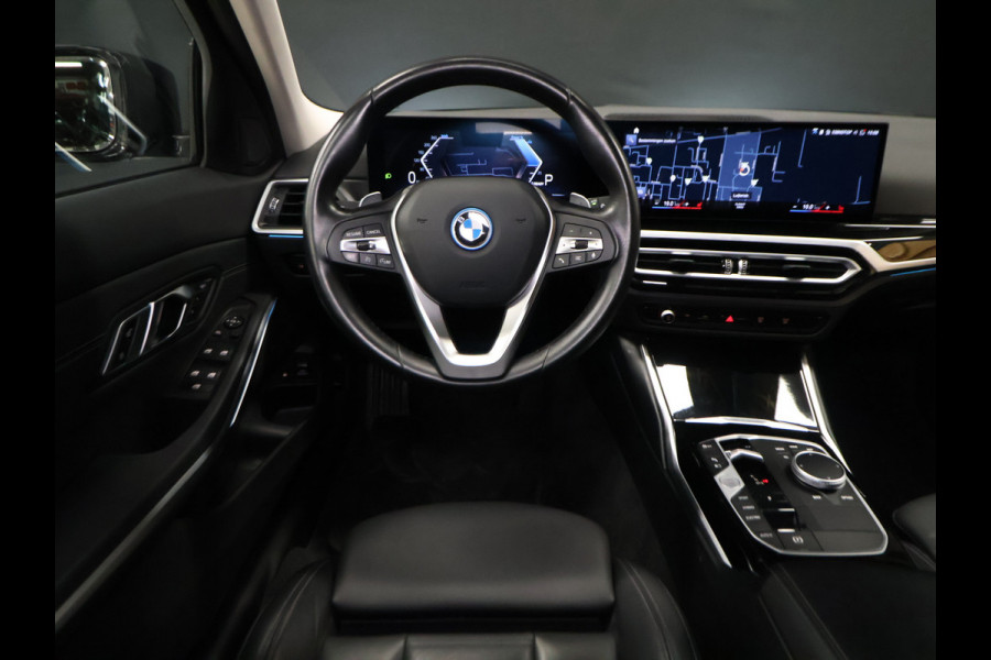 BMW 3 Serie Touring 320e Sport NW TYPE [TREKHAAK INKLAPBAAR, MEMORY SEATS, APPLE CARPLAY, ANDROID, LEDVERLICHTING, CAMERA, STOELVERWARMING, VOL LEDER, CRUISE, CLIMATE, NIEUWSTAAT]
