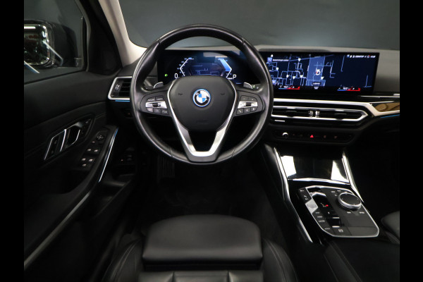 BMW 3 Serie Touring 320e Sport NW TYPE [TREKHAAK INKLAPBAAR, MEMORY SEATS, APPLE CARPLAY, ANDROID, LEDVERLICHTING, CAMERA, STOELVERWARMING, VOL LEDER, CRUISE, CLIMATE, NIEUWSTAAT]