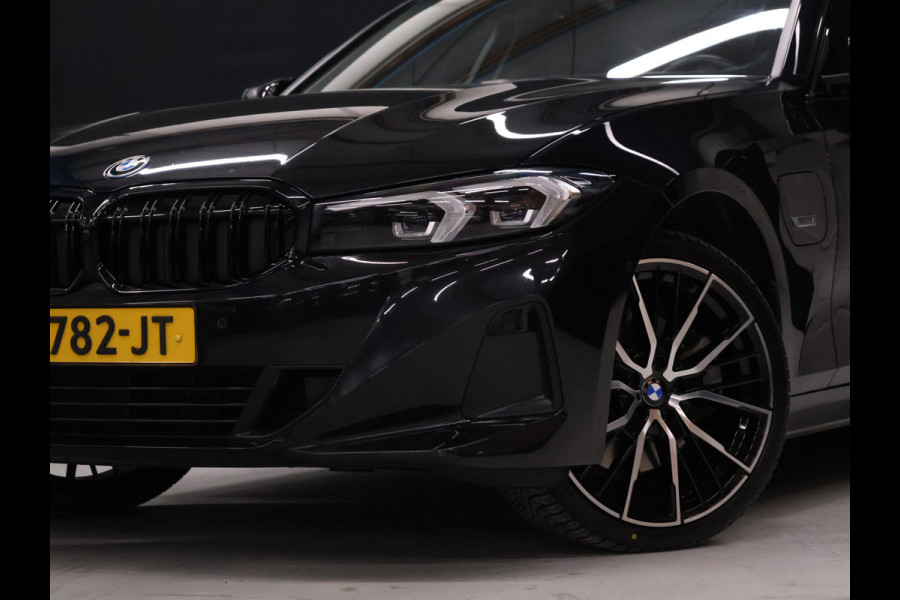 BMW 3 Serie Touring 320e Sport NW TYPE [TREKHAAK INKLAPBAAR, MEMORY SEATS, APPLE CARPLAY, ANDROID, LEDVERLICHTING, CAMERA, STOELVERWARMING, VOL LEDER, CRUISE, CLIMATE, NIEUWSTAAT]