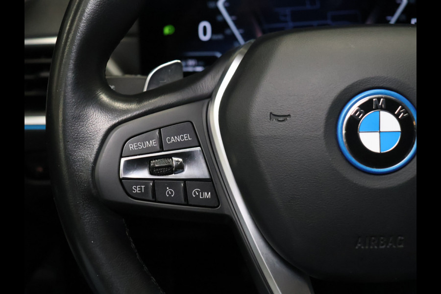 BMW 3 Serie Touring 320e Sport NW TYPE [TREKHAAK INKLAPBAAR, MEMORY SEATS, APPLE CARPLAY, ANDROID, LEDVERLICHTING, CAMERA, STOELVERWARMING, VOL LEDER, CRUISE, CLIMATE, NIEUWSTAAT]